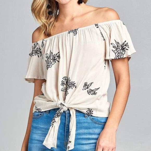 Flounce Off The Shoulder Floral Embo Top - Picture 3 of 3